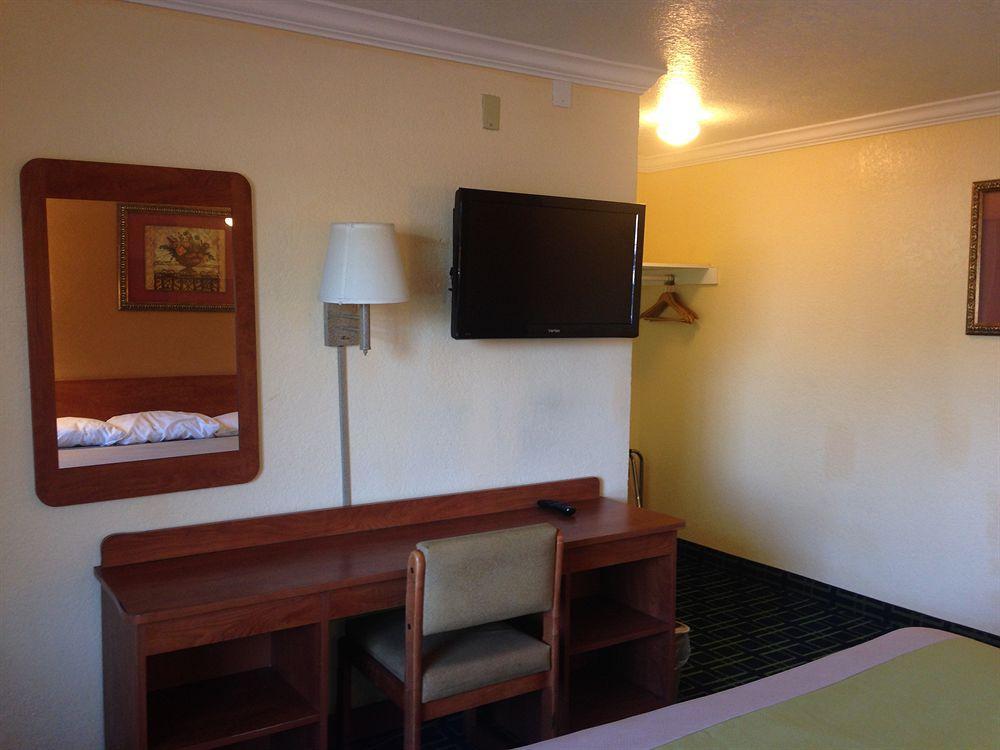 Value Inn Беллфлауэр Экстерьер фото